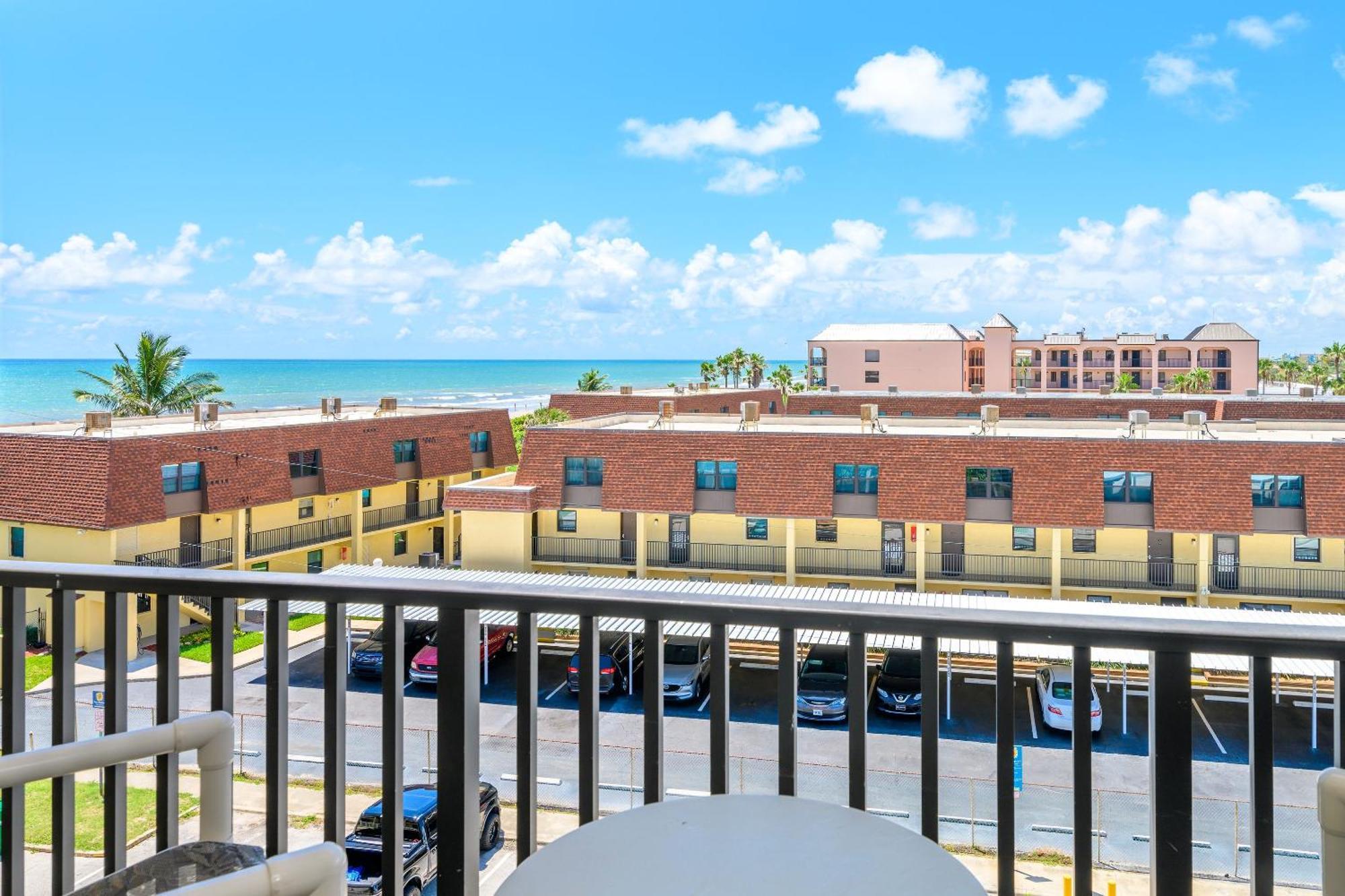 Chateau By The Sea Aparthotel Cocoa Beach Exterior photo